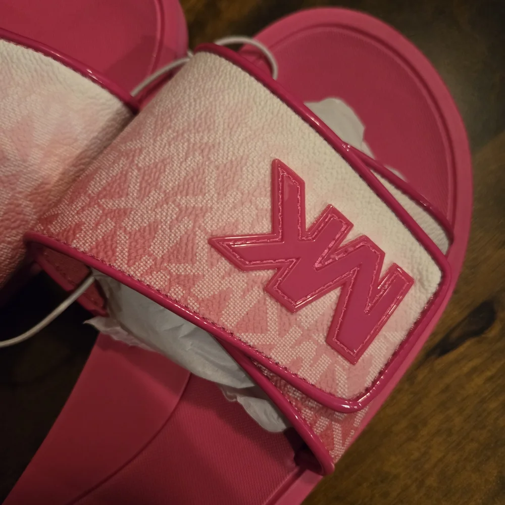 Michael Kors Pink Palmer Logo Slides New!! - Picture 2 of 3
